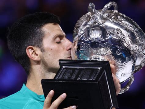 Djokovic beats Medvedev in 2021 Australian Open .
